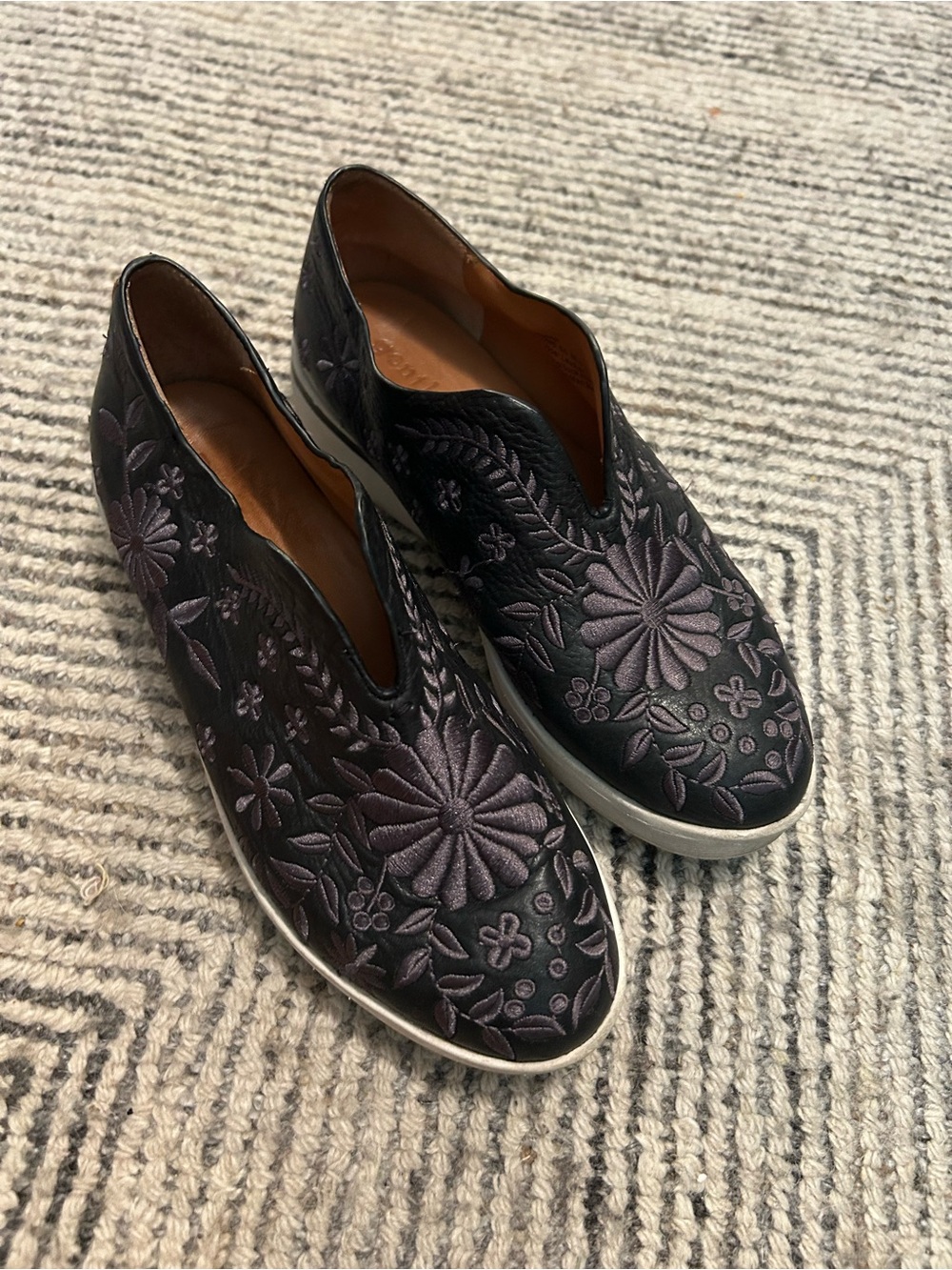 Gentle Souls Kenneth Cole Sneaker Sz 6.5 Black Embroidered Leather Slip On Boho